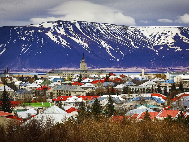  ไอซ์แลนด์ เหมือง Bitcoin ในไอซ์แลนด์ยังคงใช้พลังงานปริมาณมหาศาล Johann Snorri Sigurbergsson จากบริษัทพลังงานไอซ์แลนด์ HS Orka บอกบีบีซีว่า เพียงแค่ไม่มีพลังงานเพียงพอไปศูนย์ใหม่ที่นำเสนอข้อมูล power </span><span style=